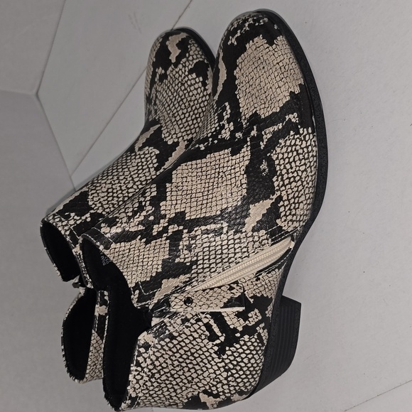 Arizona Jean Co. Galen Ankle Booties Memory Foam Snake Animal Print Size 9.5 - Picture 2 of 16